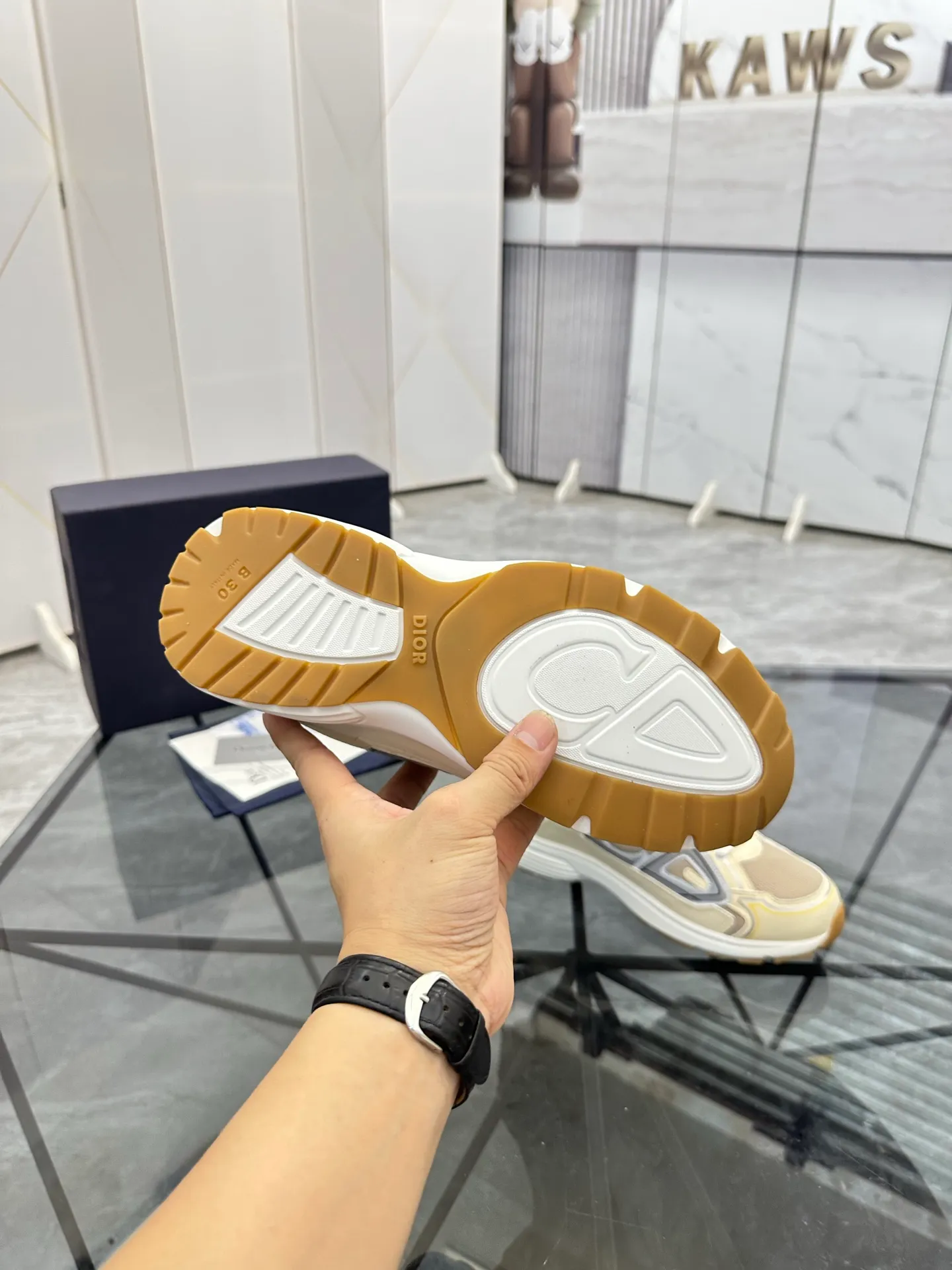 Men's shoes: 💰P400¥ Available in Guangzhou Product trademark: Dior* "Dior*" low-top casual shoes Regular size: 35-46 (can be customized to 47) Couple style Product materials: Upper imported cowhide stitched with original fabric, breathable lining, ultra-light foam original outsole. No.: 007
